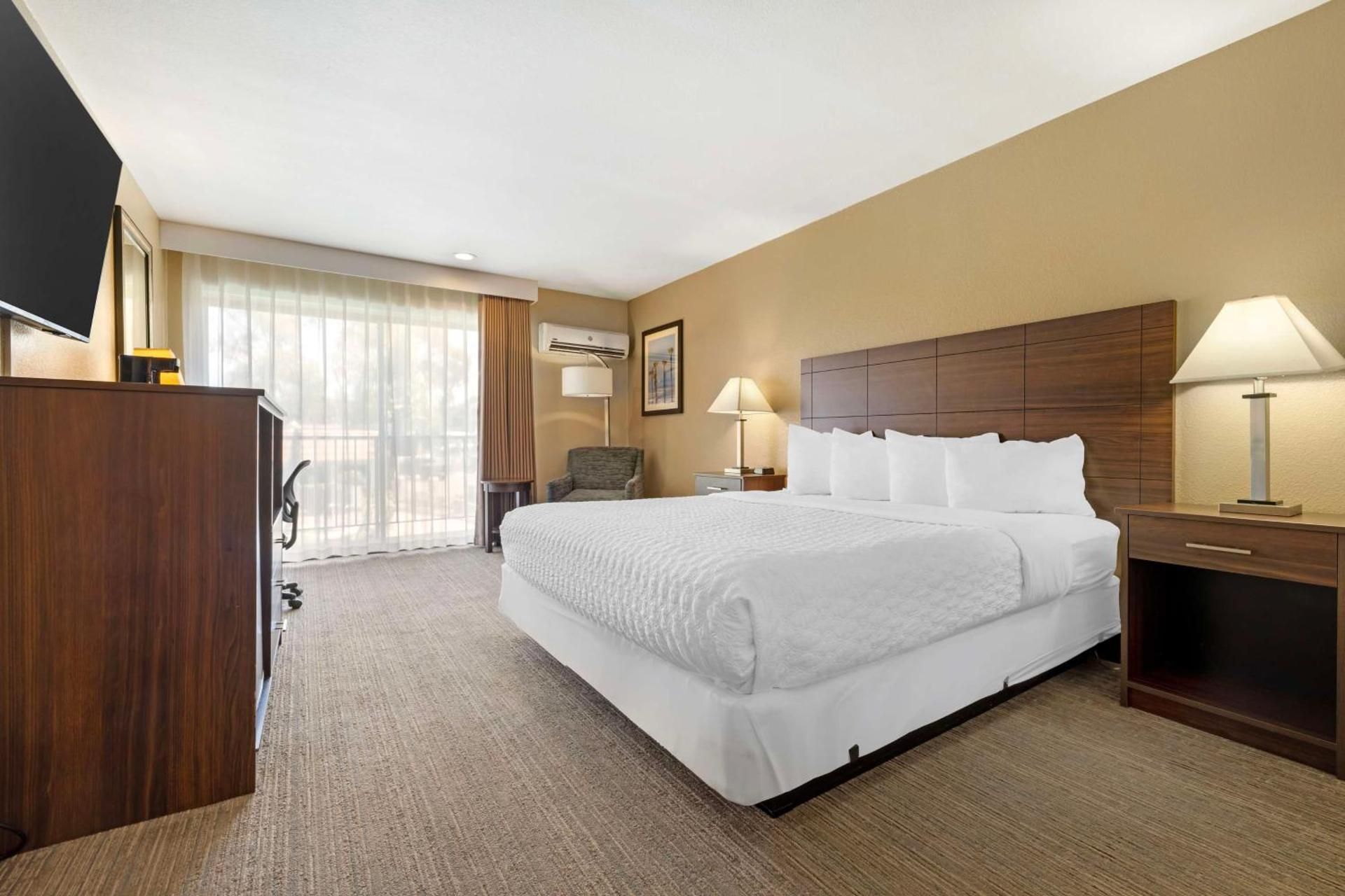 Best Western Oceanside Inn Large King Room - Non-Smoking