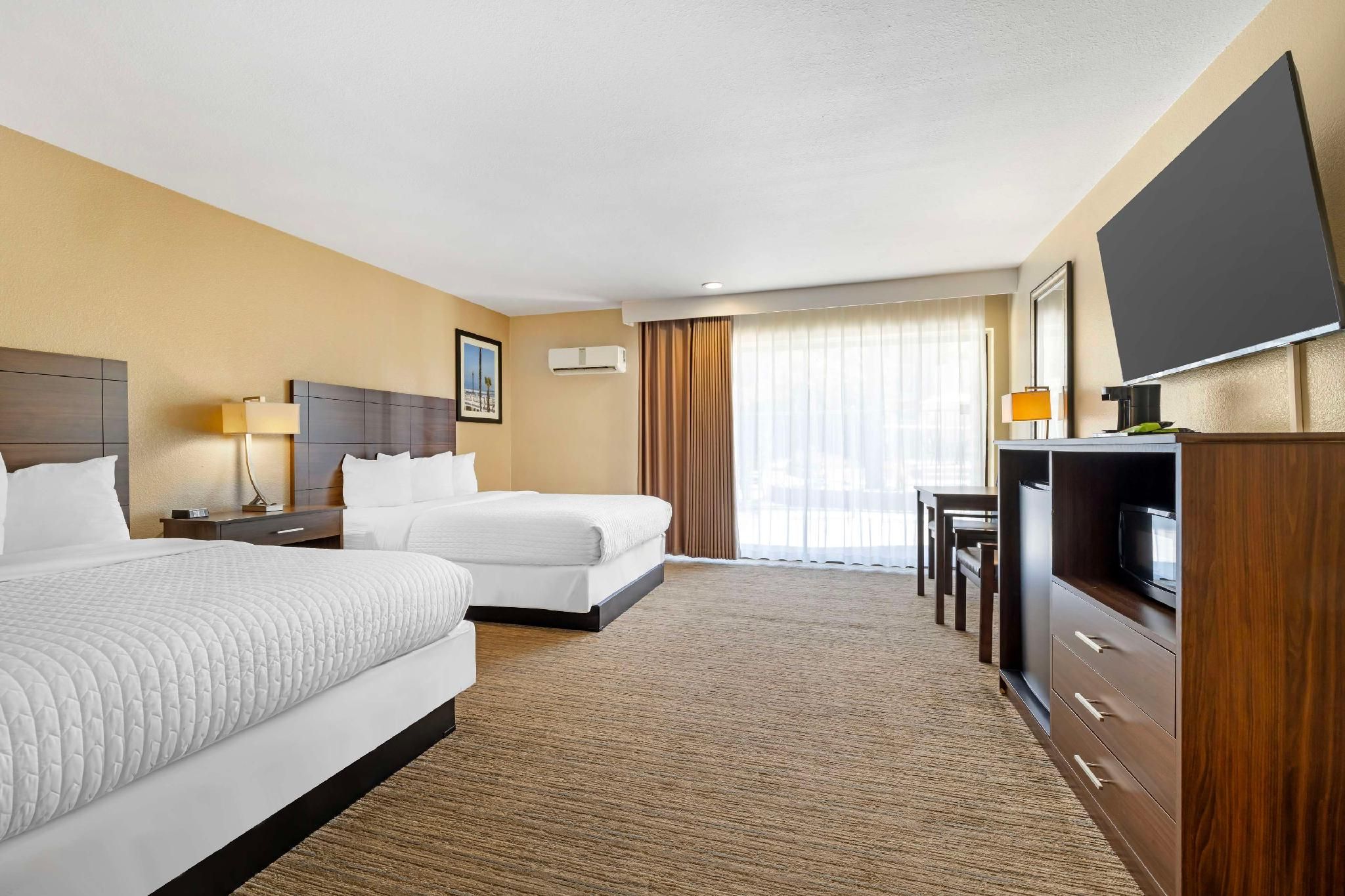 2 Queen Beds, Nonsmoking, Larger Room