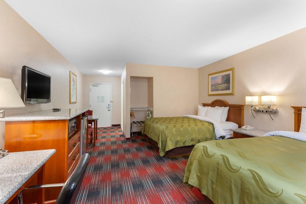 Accessible Room, 2 Queen Beds, Roll-In Shower, Non Smoking