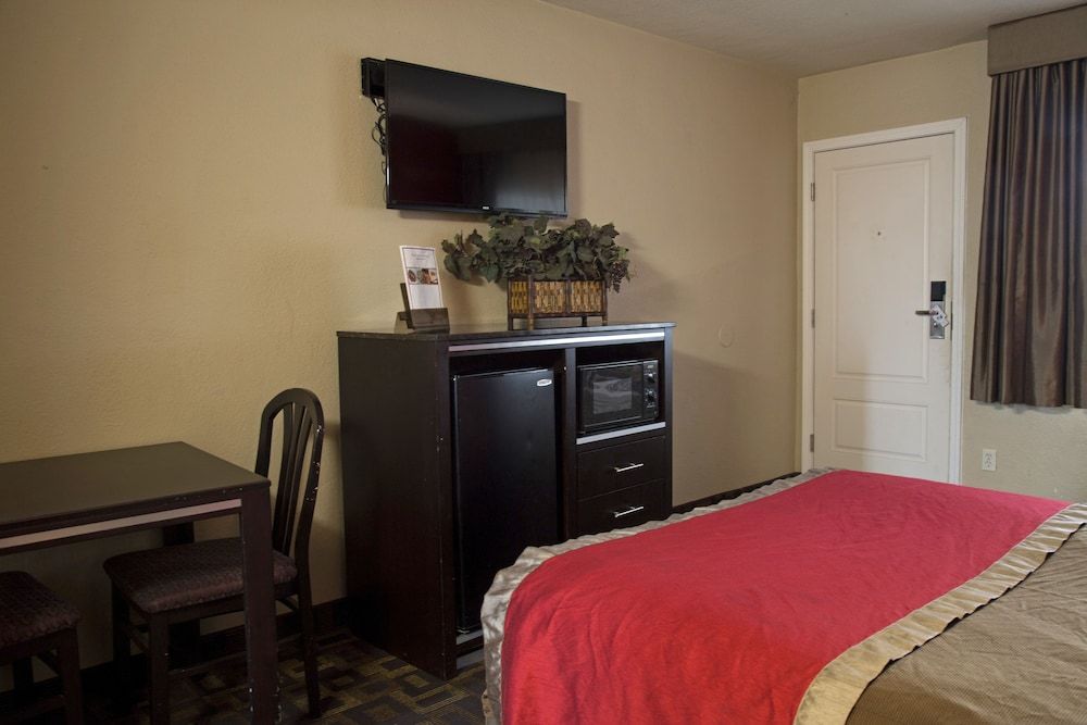 Harbor Inn & Suites Standard Room, 1 Queen Bed, Non Smoking 7