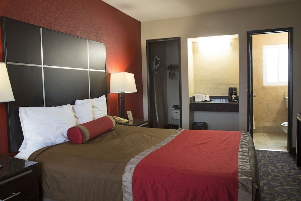 Harbor Inn & Suites Standard Room, 1 Queen Bed, Non Smoking