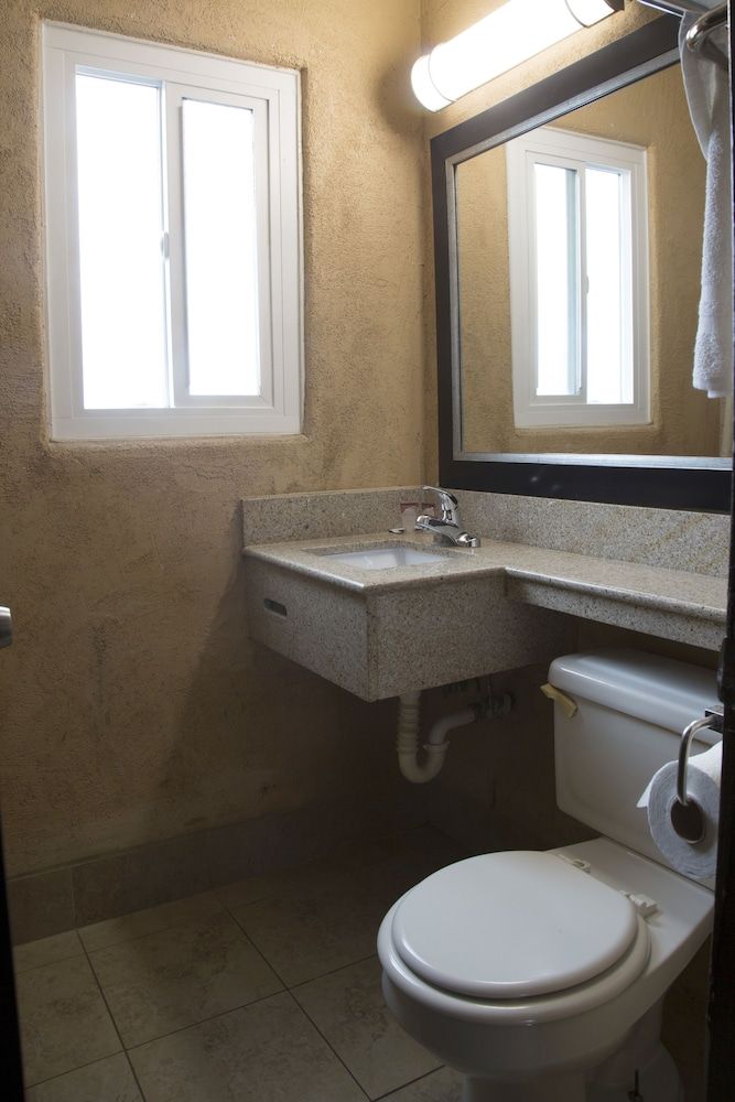 Harbor Inn & Suites Standard Room, 1 Queen Bed, Non Smoking 3