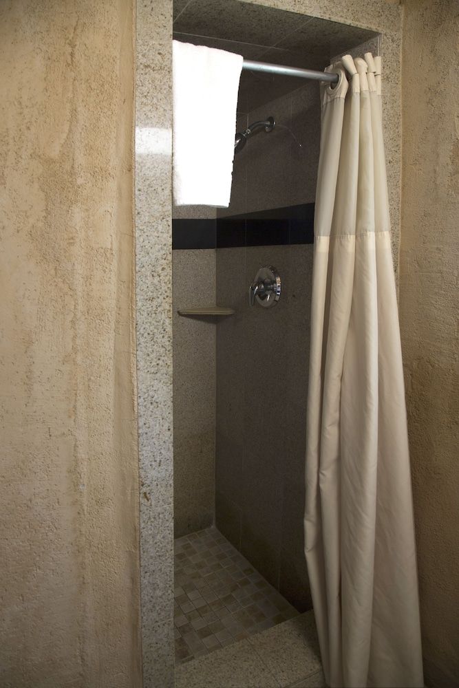 Harbor Inn & Suites Standard Room, 1 Queen Bed, Non Smoking 4