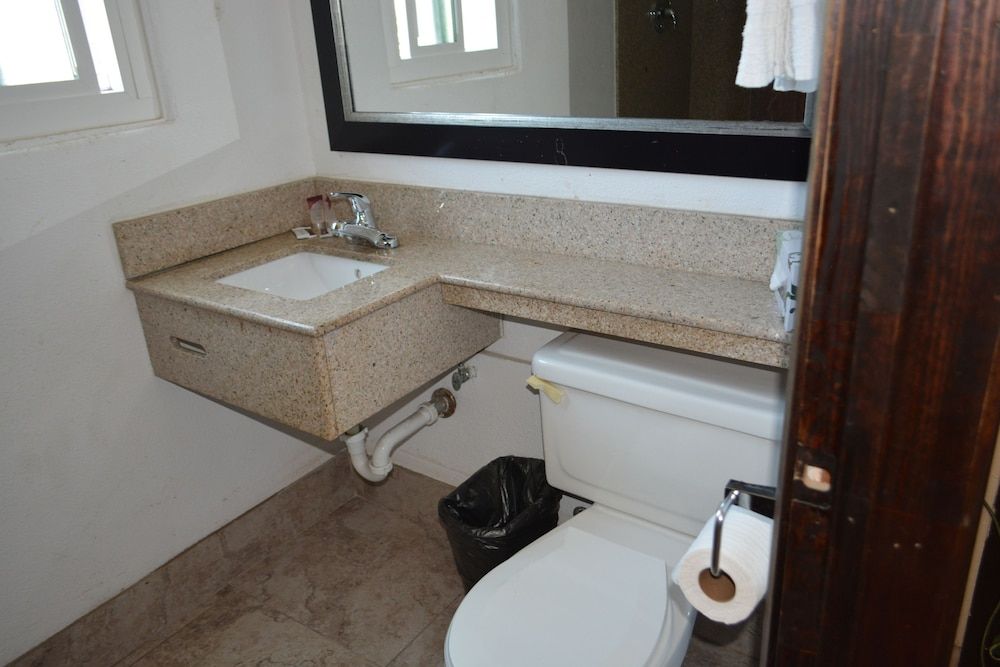 Harbor Inn & Suites Standard Room, 1 Queen Bed, Non Smoking 5