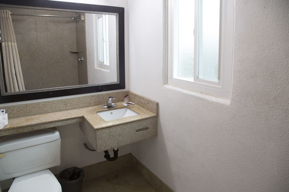 Harbor Inn & Suites Superior Triple Room, Multiple Beds, Non Smoking 9