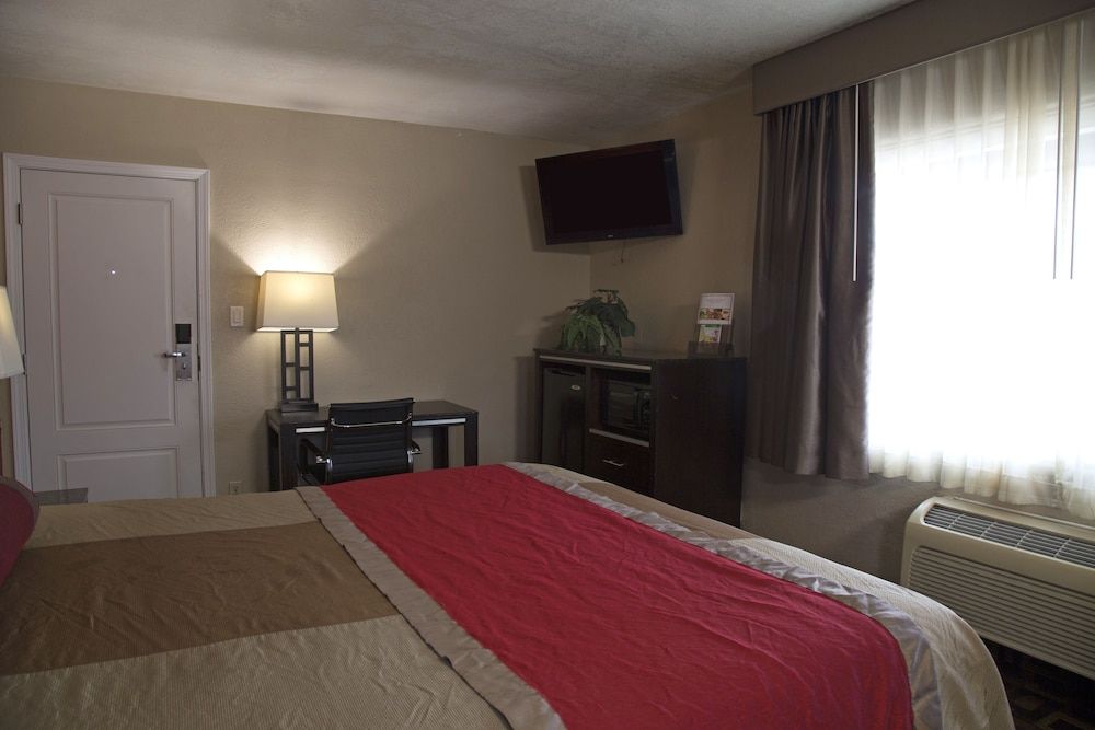 Harbor Inn & Suites Standard Room, 1 King Bed, Non Smoking