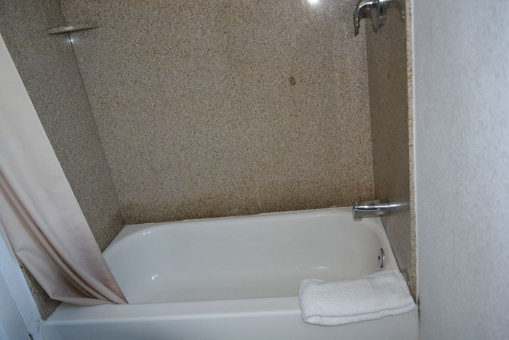 Harbor Inn & Suites Standard Room, 1 Queen Bed, Non Smoking 6