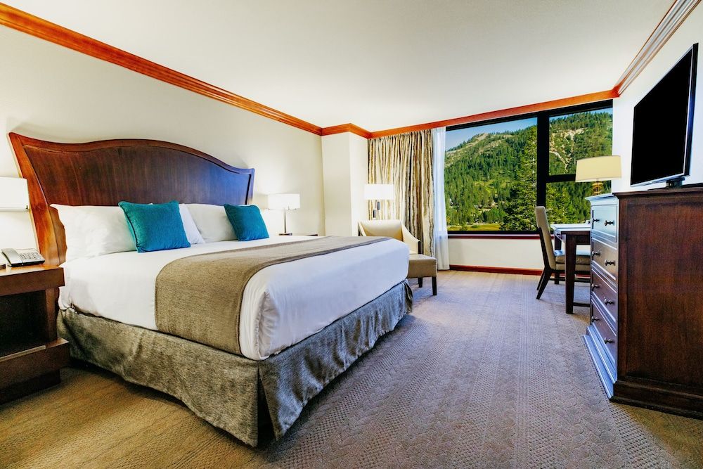Deluxe Room, 1 King Bed, Valley View