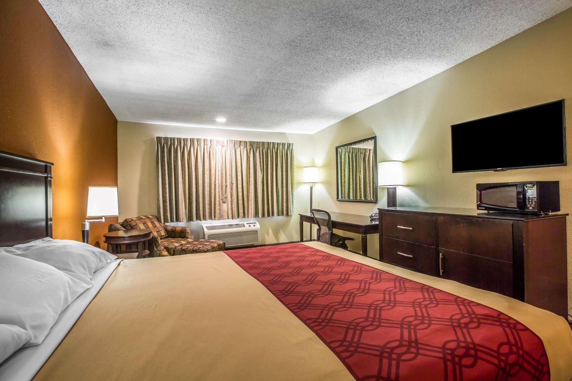 1 King Bed, Non-Smoking