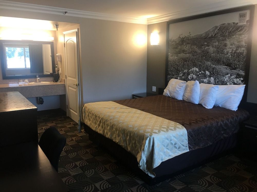 Comfort Room, 1 King Bed, Smoking