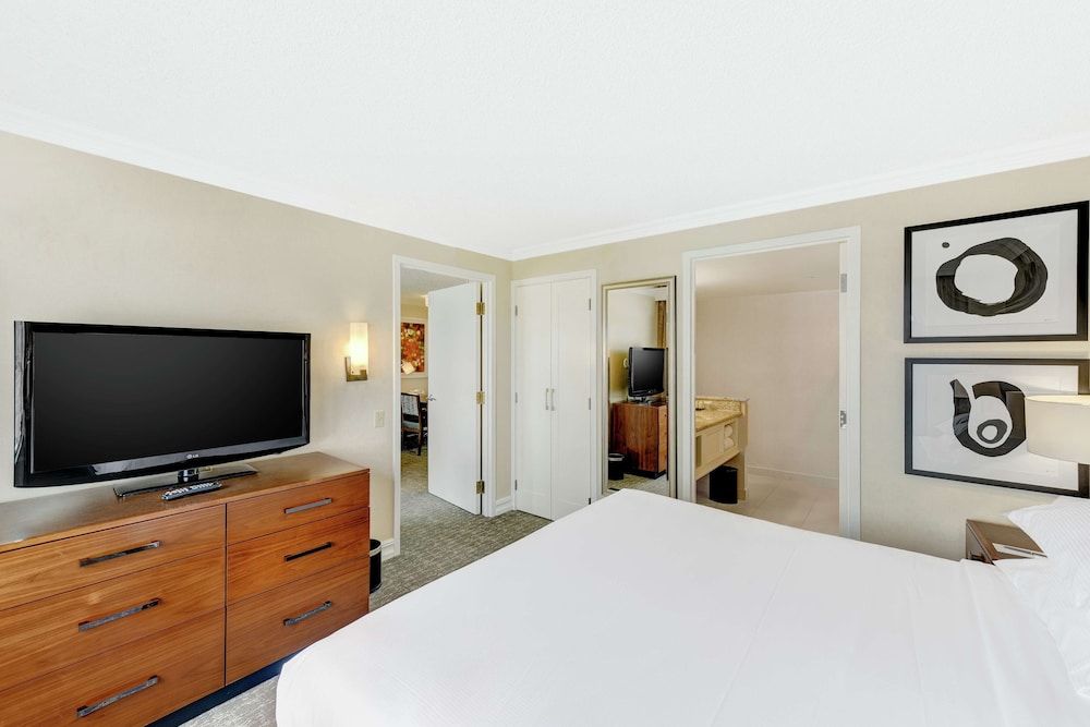 2 Double Beds Corner Suite - Balcony and Queen Sofabed