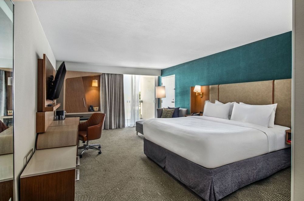 Standard Room, 1 King Bed, Pool View