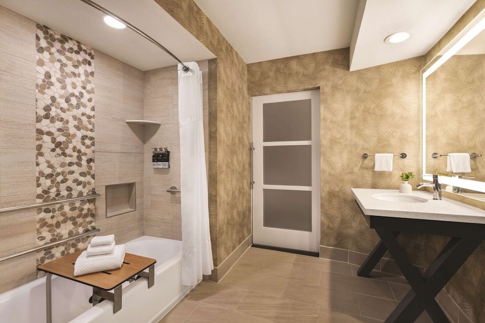 Room, 1 King Bed, Accessible, Bathtub (Mobility, Pool View)