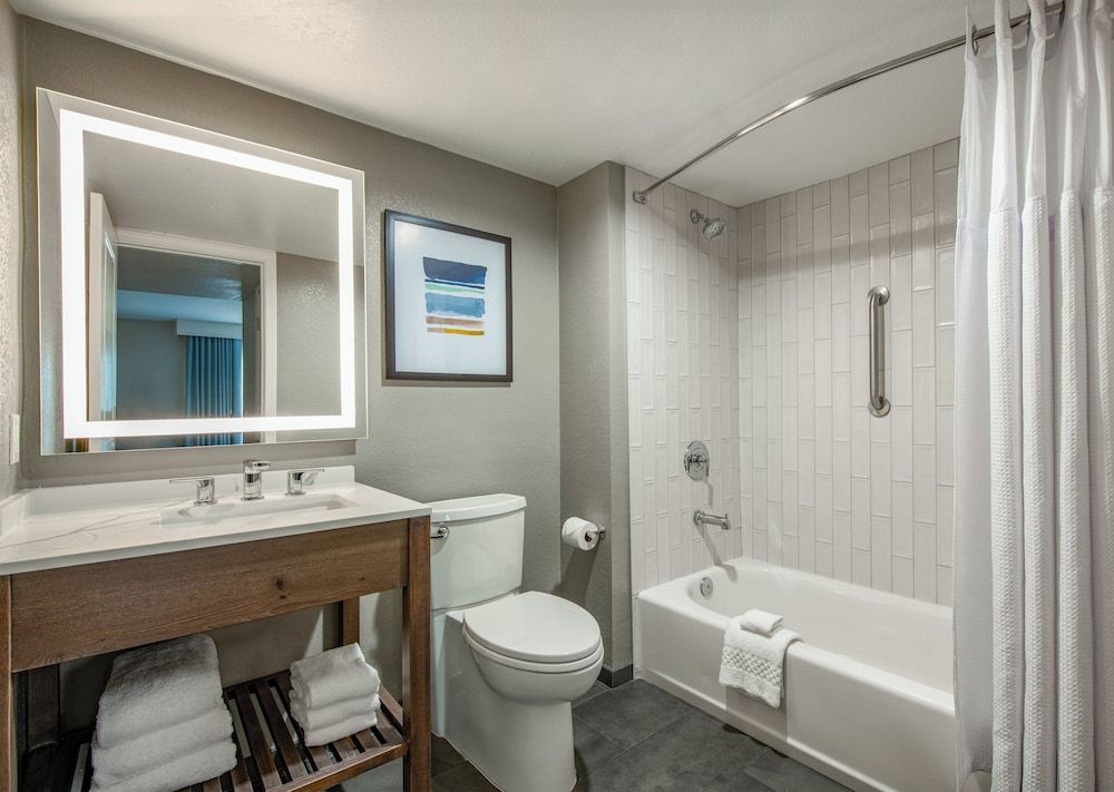 Studio Suite, 1 King Bed, Kitchen (Court View)