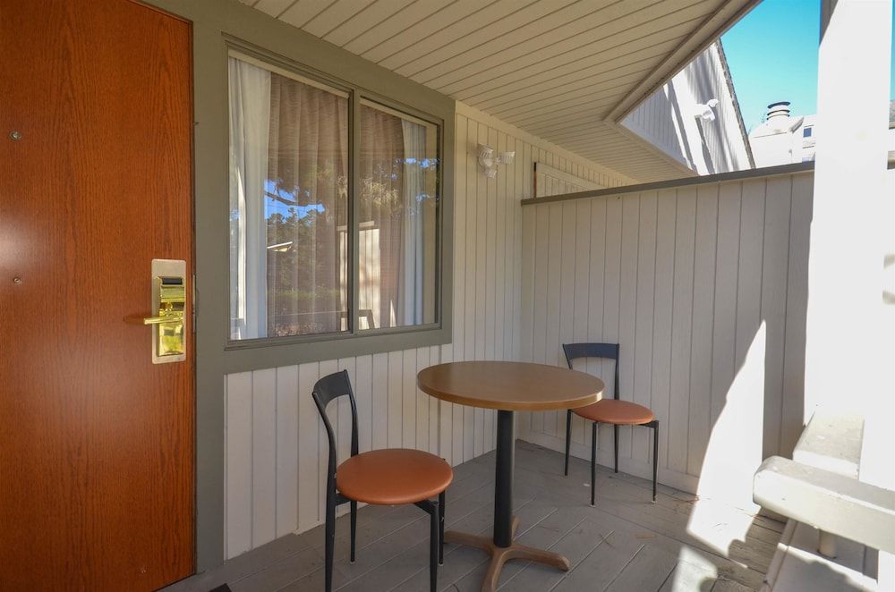 Best Western The Inn & Suites Pacific Grove Standard Room, 1 King Bed, Accessible, Bathtub 3