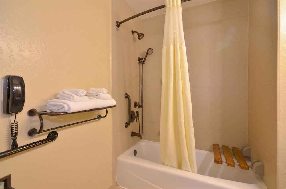 Best Western The Inn & Suites Pacific Grove Standard Room, 1 King Bed, Accessible, Bathtub 4