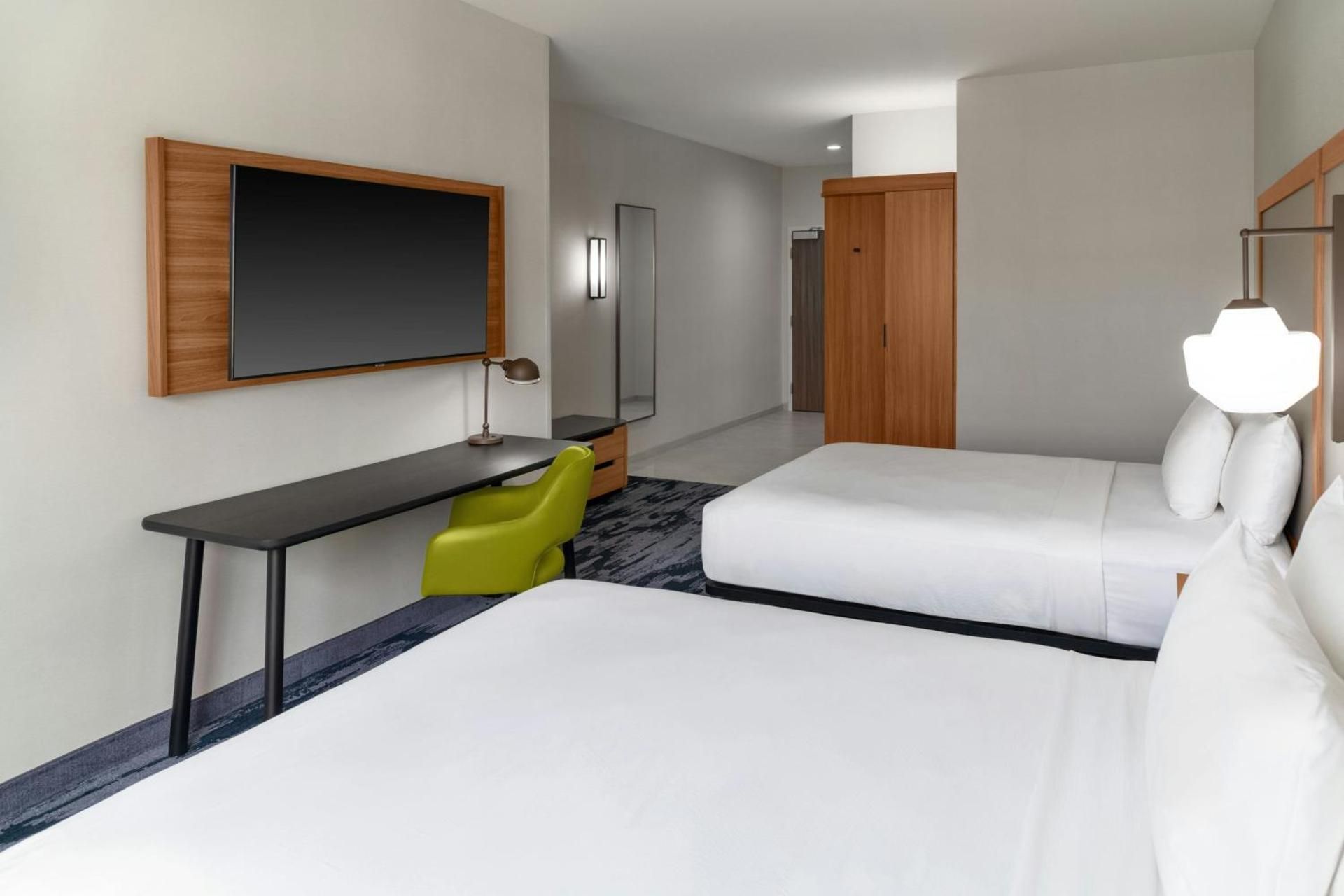 Queen Room with Two Queen Beds and Adapted Tub - Mobility Accessible