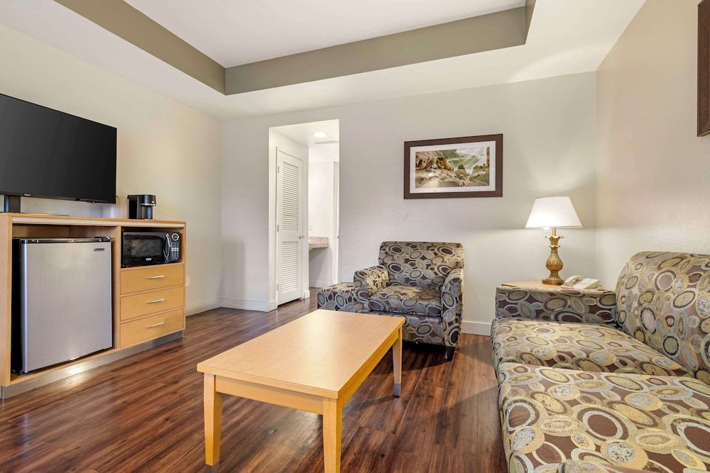 Best Western Plus Palm Desert Resort Suite, 1 King Bed, Accessible, Non Smoking (with Sofabed) 3