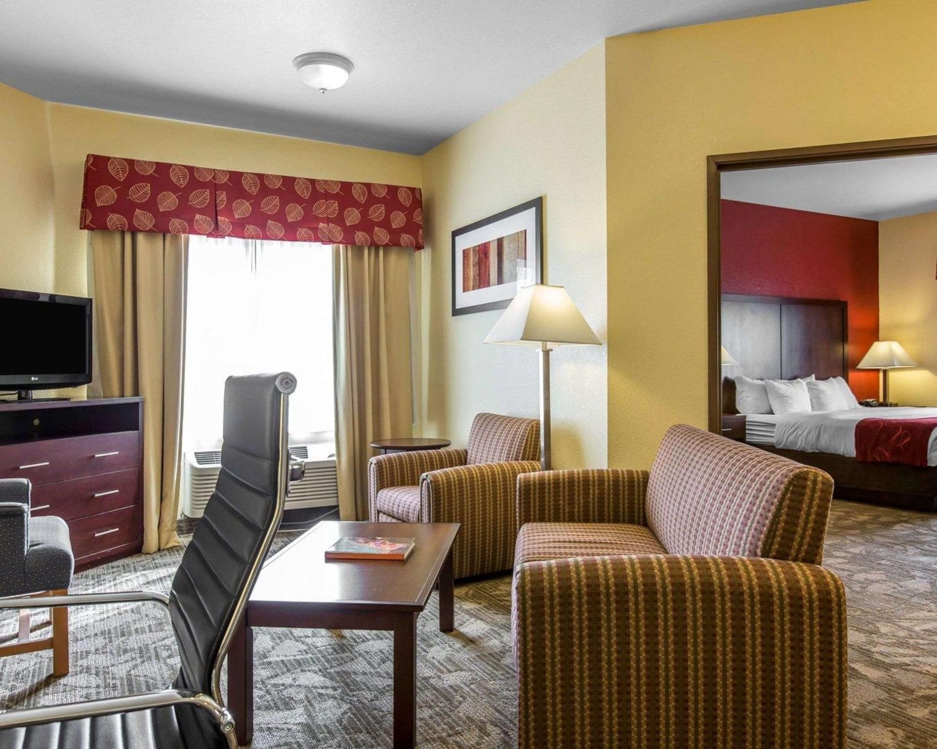1 King Bed, Suite, Nonsmoking, Upgrade