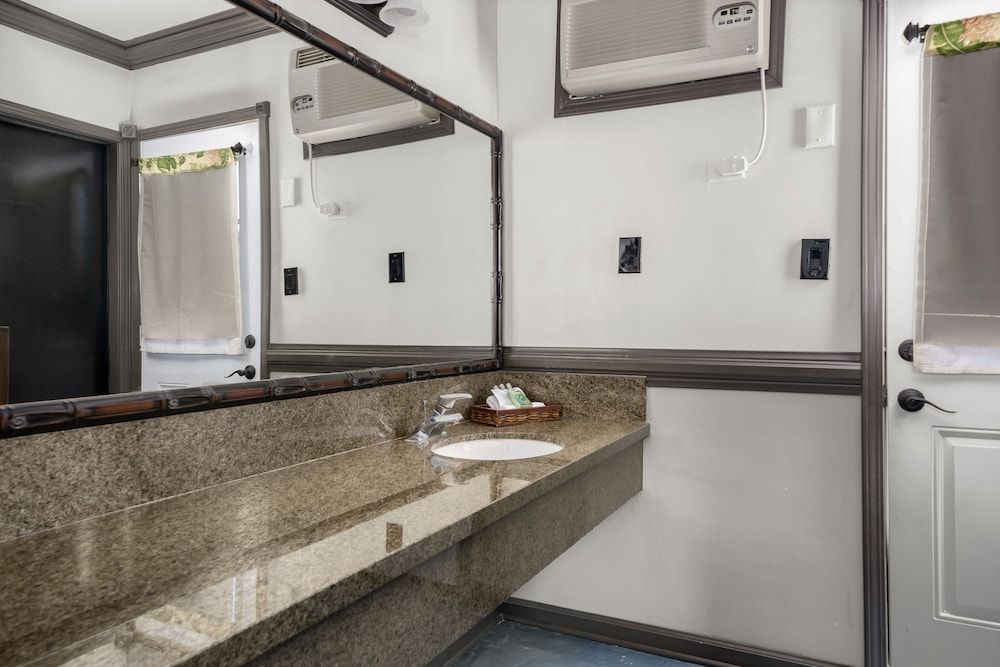 Caliente Tropics Hotel Suite, 2 Queen Beds 5