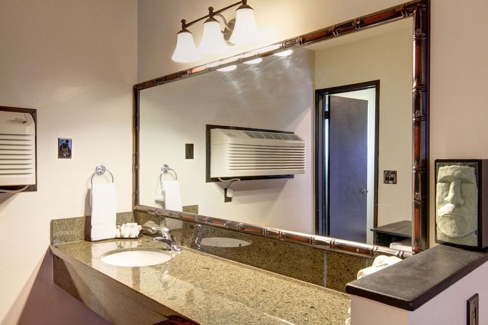 Caliente Tropics Hotel Standard Room, 1 King Bed 3