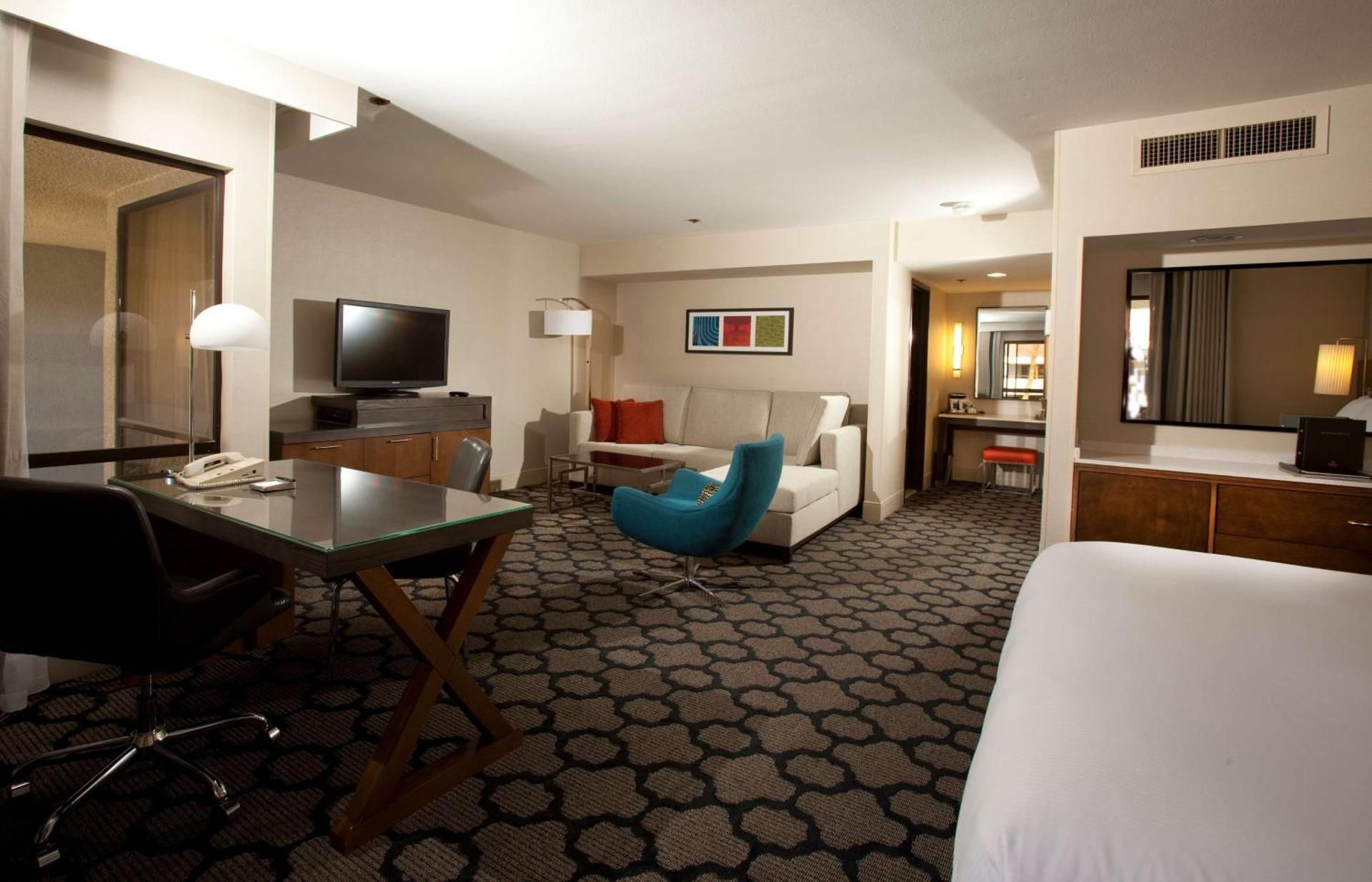 1 KING BED ALCOVE ROOM NONSMOKING