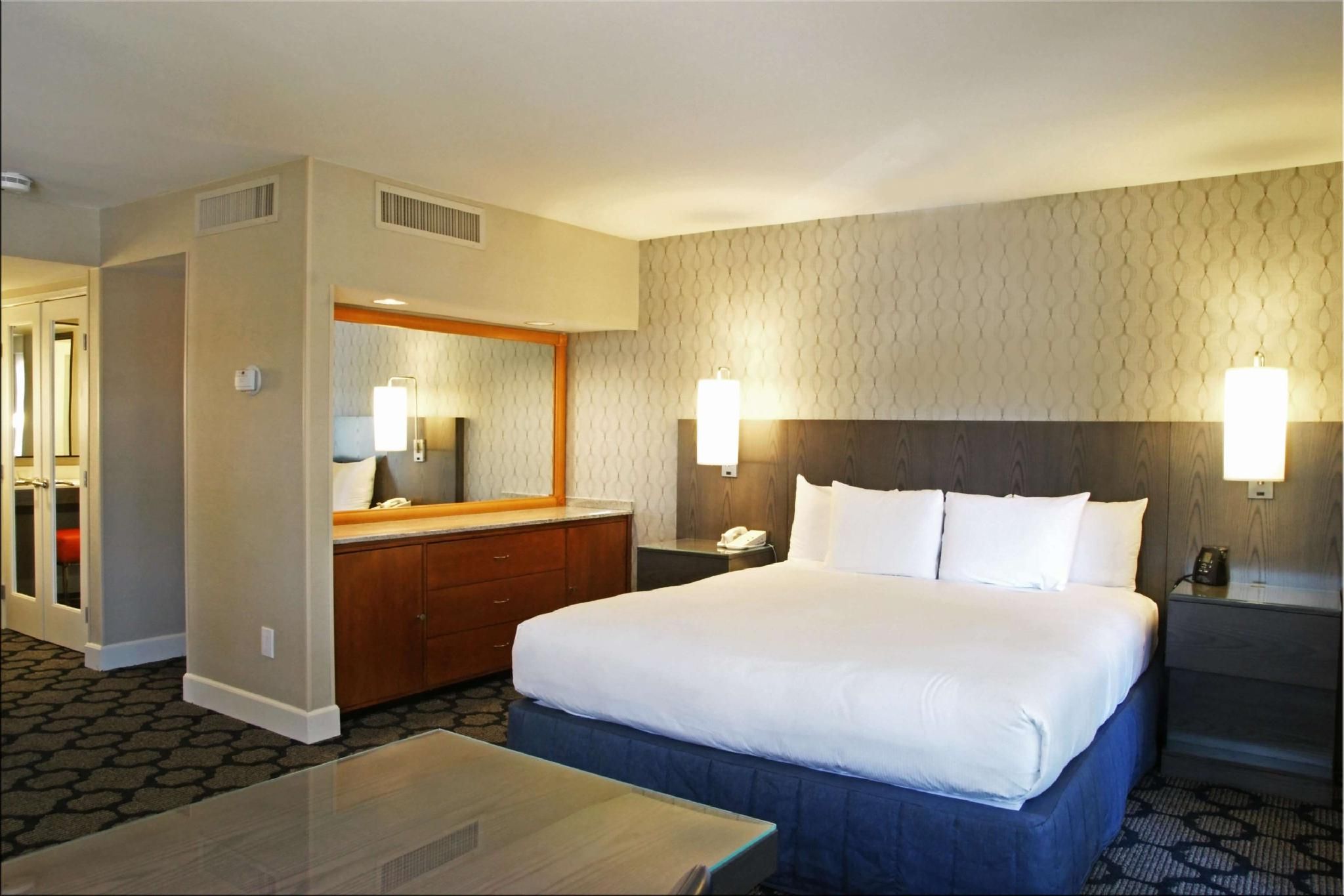 1 KING BED ALCOVE ROOM POOLVIEW NONSMOKING
