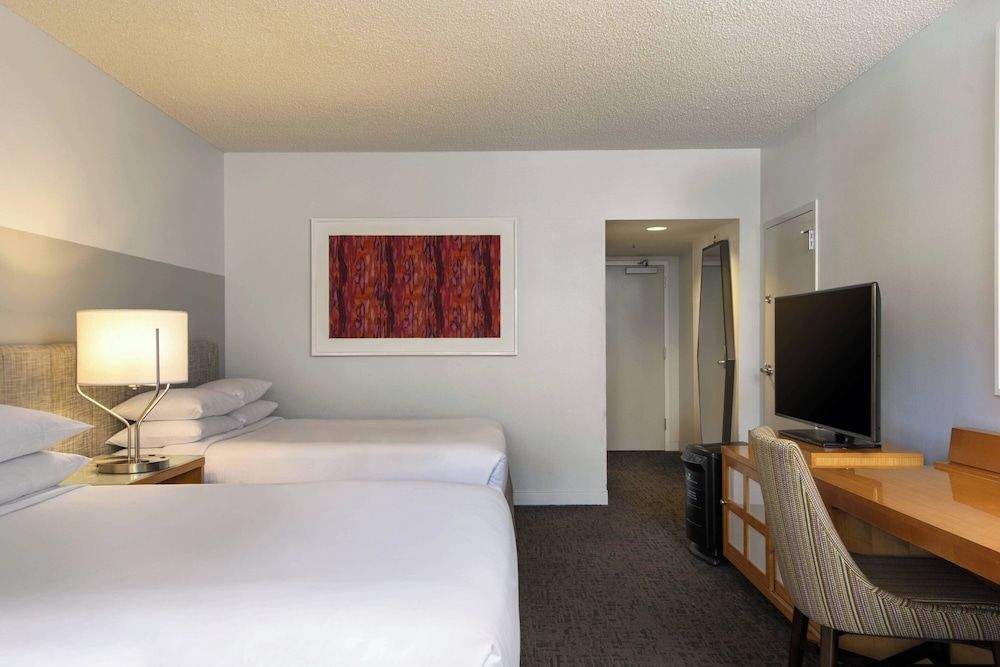 Room, 2 Queen Beds, Non Smoking, Pool View (Mobility/Hearing Accessible, Tub)