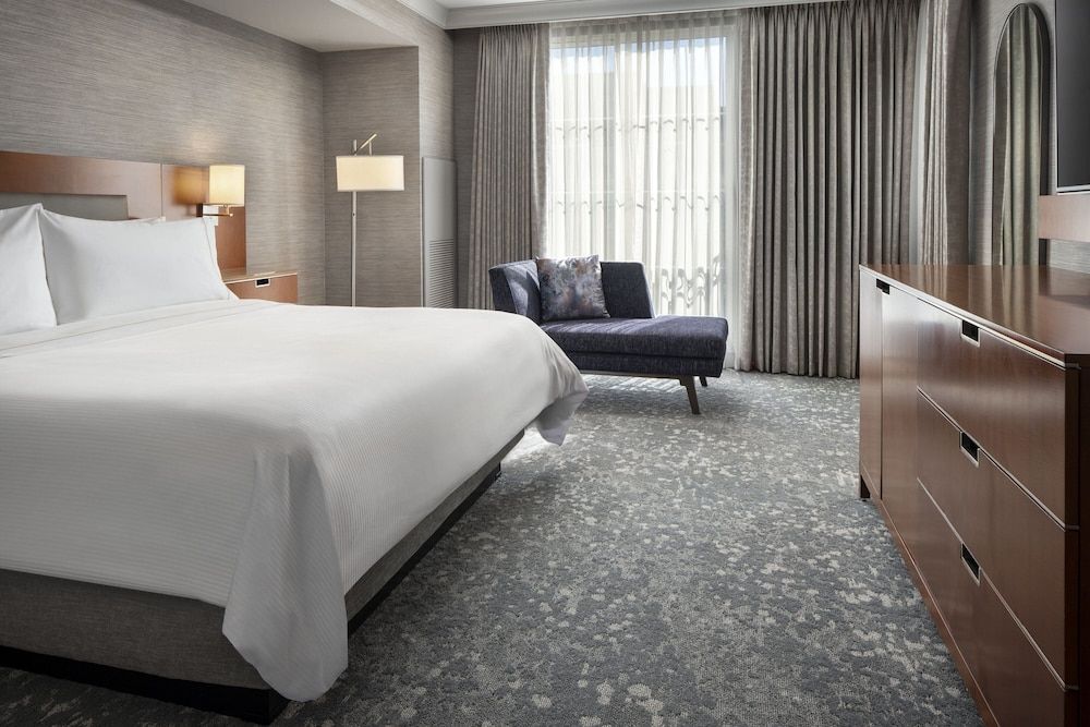 Suite, 1 King Bed, Non Smoking, Courtyard View (Mobility Accessible, Tub)