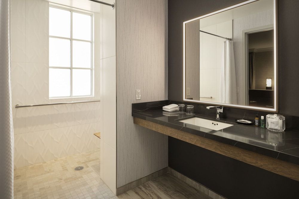 Suite, 1 Queen Bed with Sofa bed, Non Smoking, Fireplace (Mobility Accessible, Roll-In Shower)