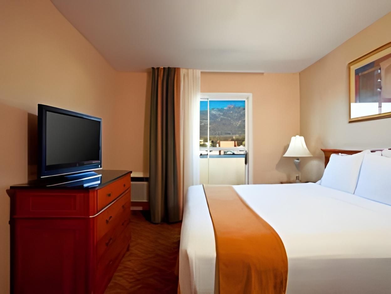 1 King Bed Suite Non-Smoking