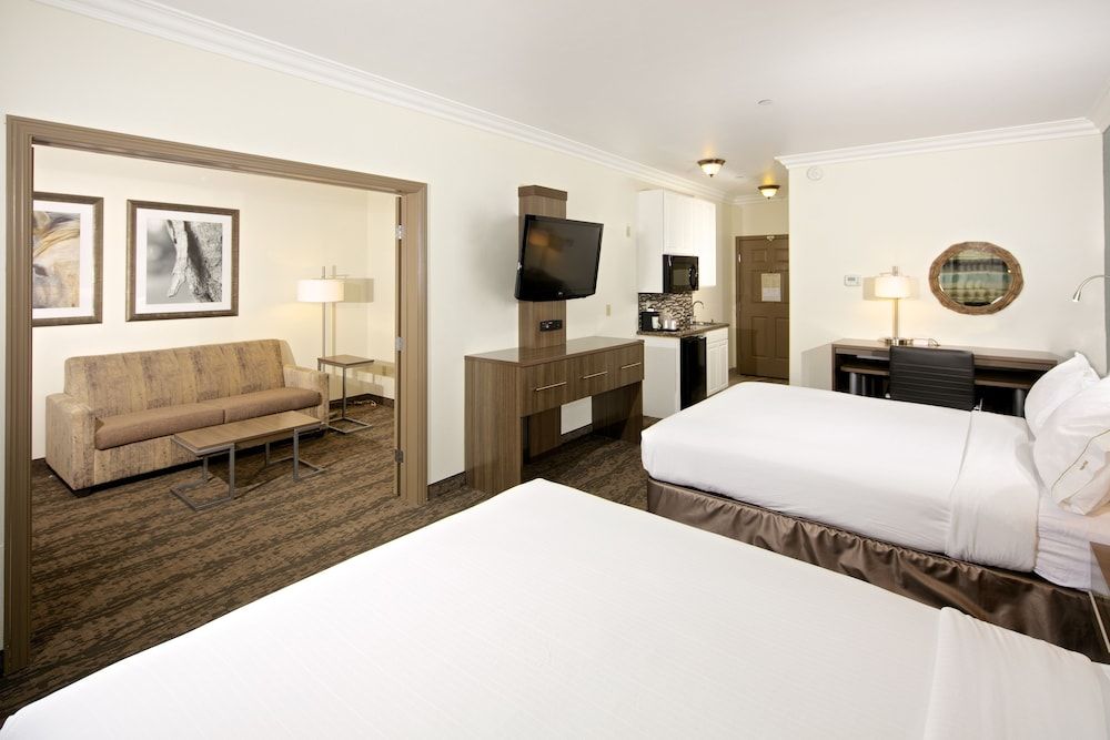 Suite, 2 Queen Beds (Extra Floor Space)