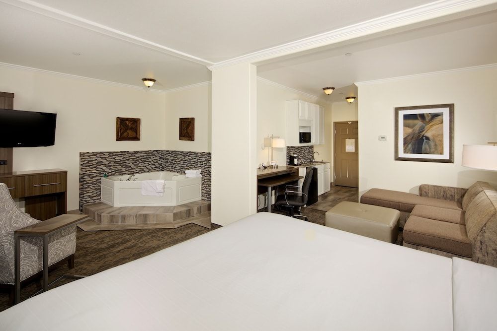 Suite, 1 King Bed, Jetted Tub