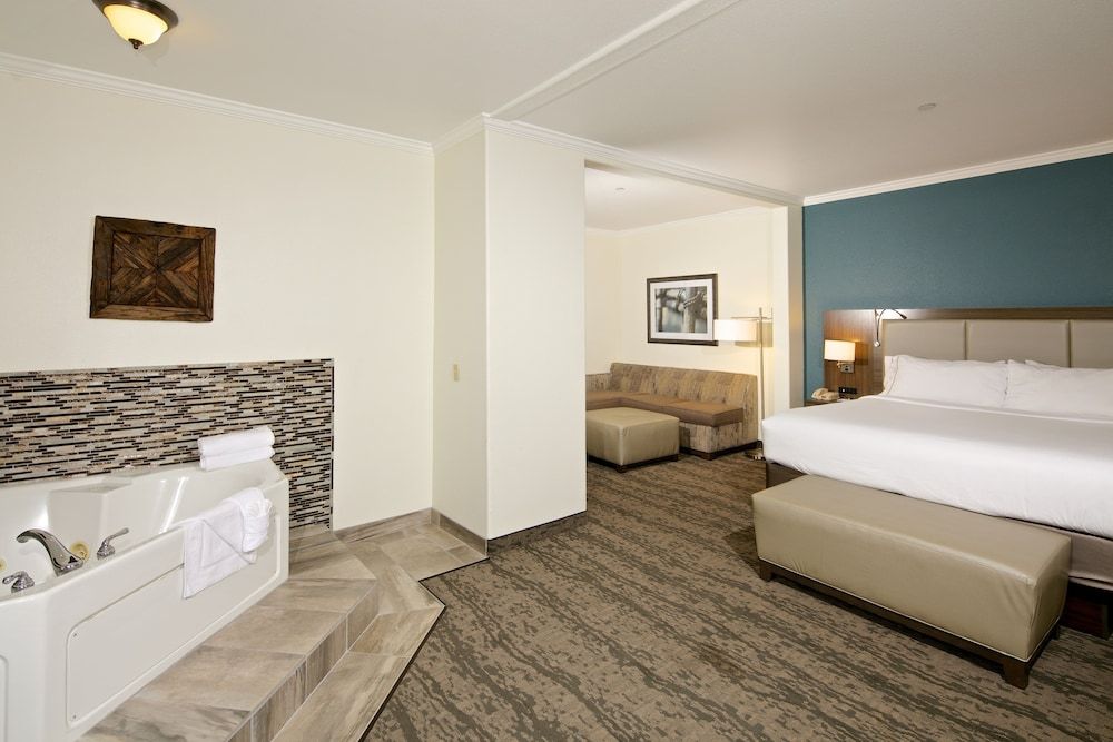 Suite, 1 King Bed, Jetted Tub