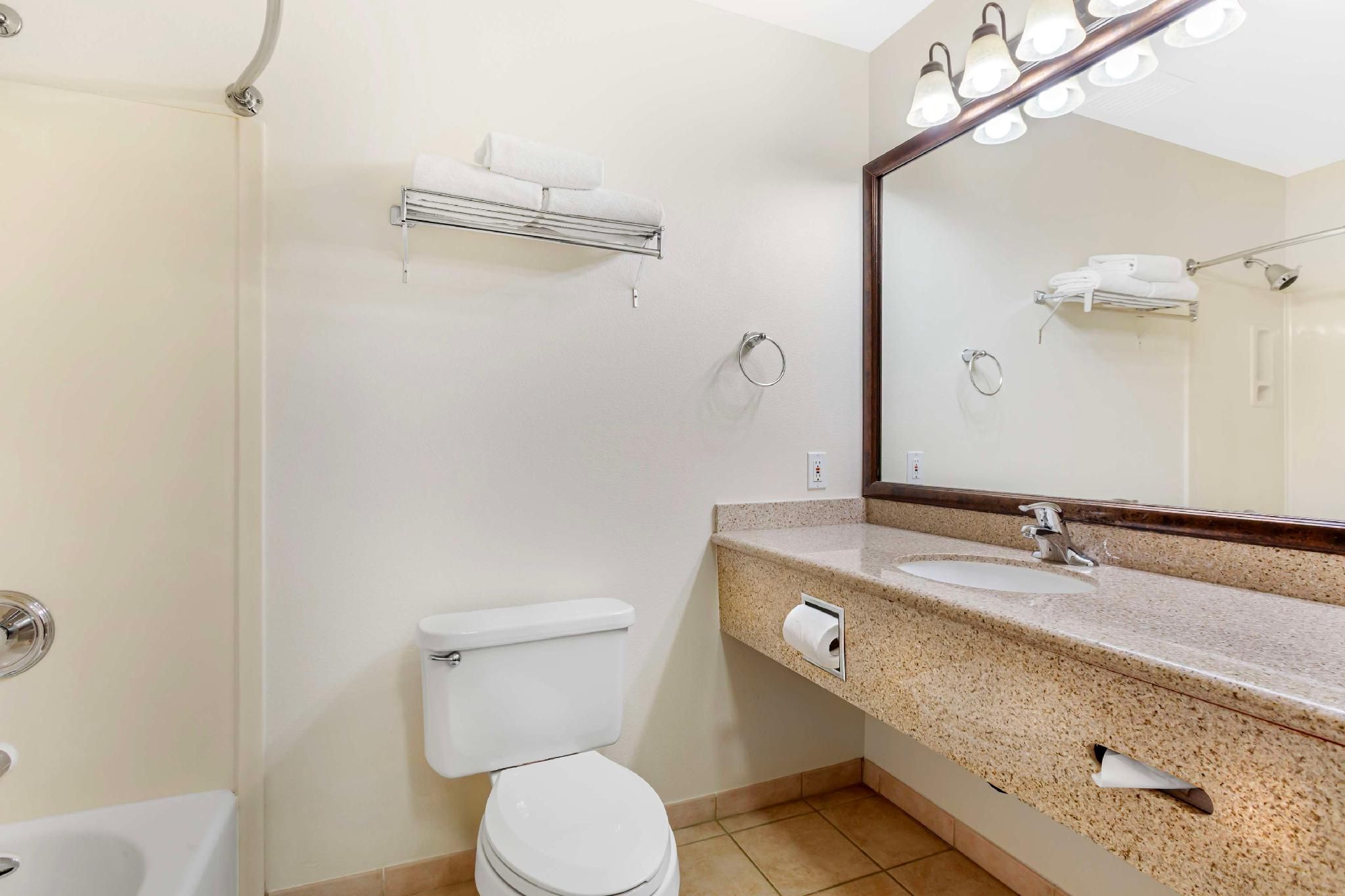 Best Western Plus Villa Del Lago Inn Patterson Suite - 1 King Bed, Nonsmoking, One Bedroom, Queen Sofabed, Sitting Area 2