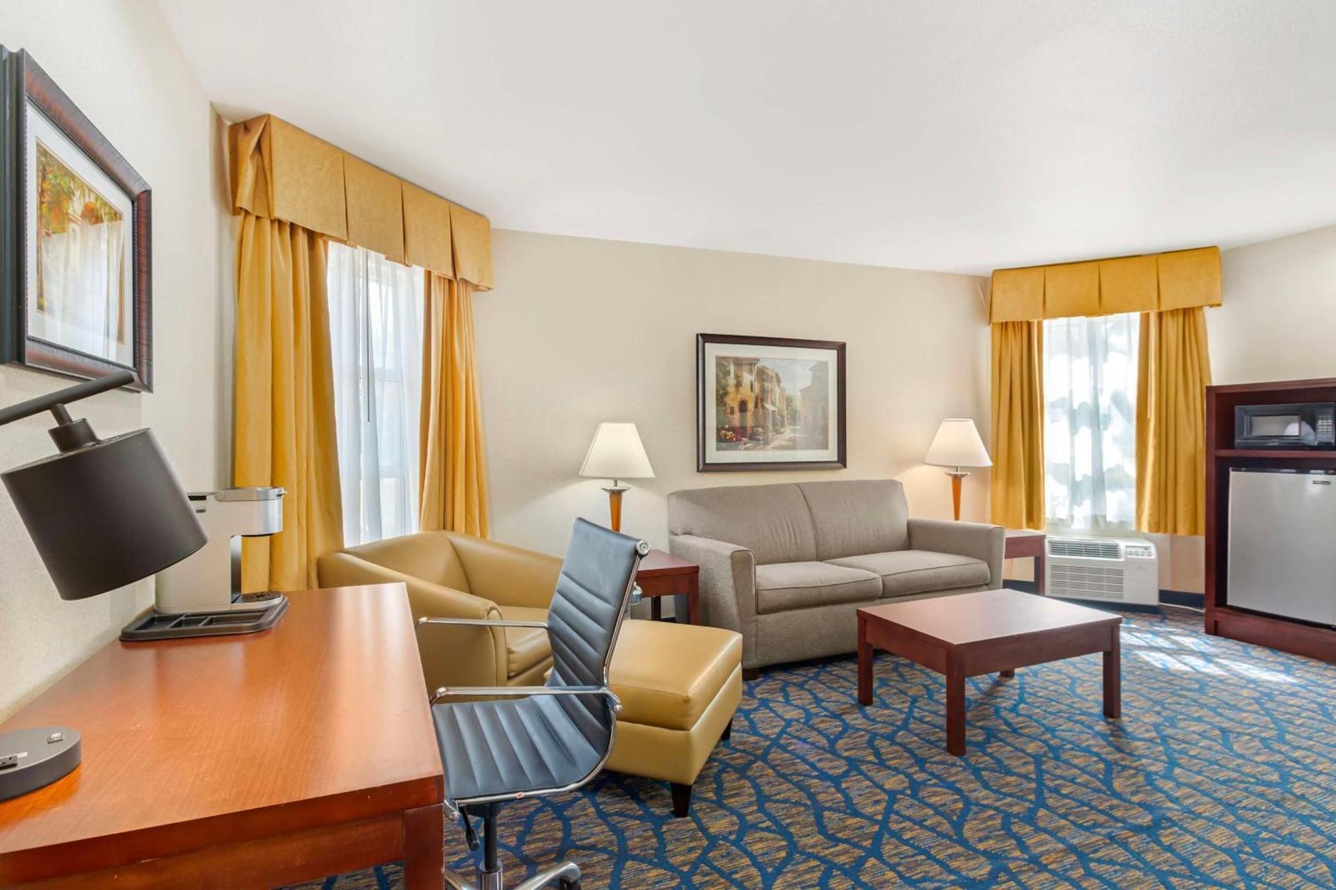 Best Western Plus Villa Del Lago Inn Patterson Suite - 1 King Bed, Nonsmoking, One Bedroom, Queen Sofabed, Sitting Area 3