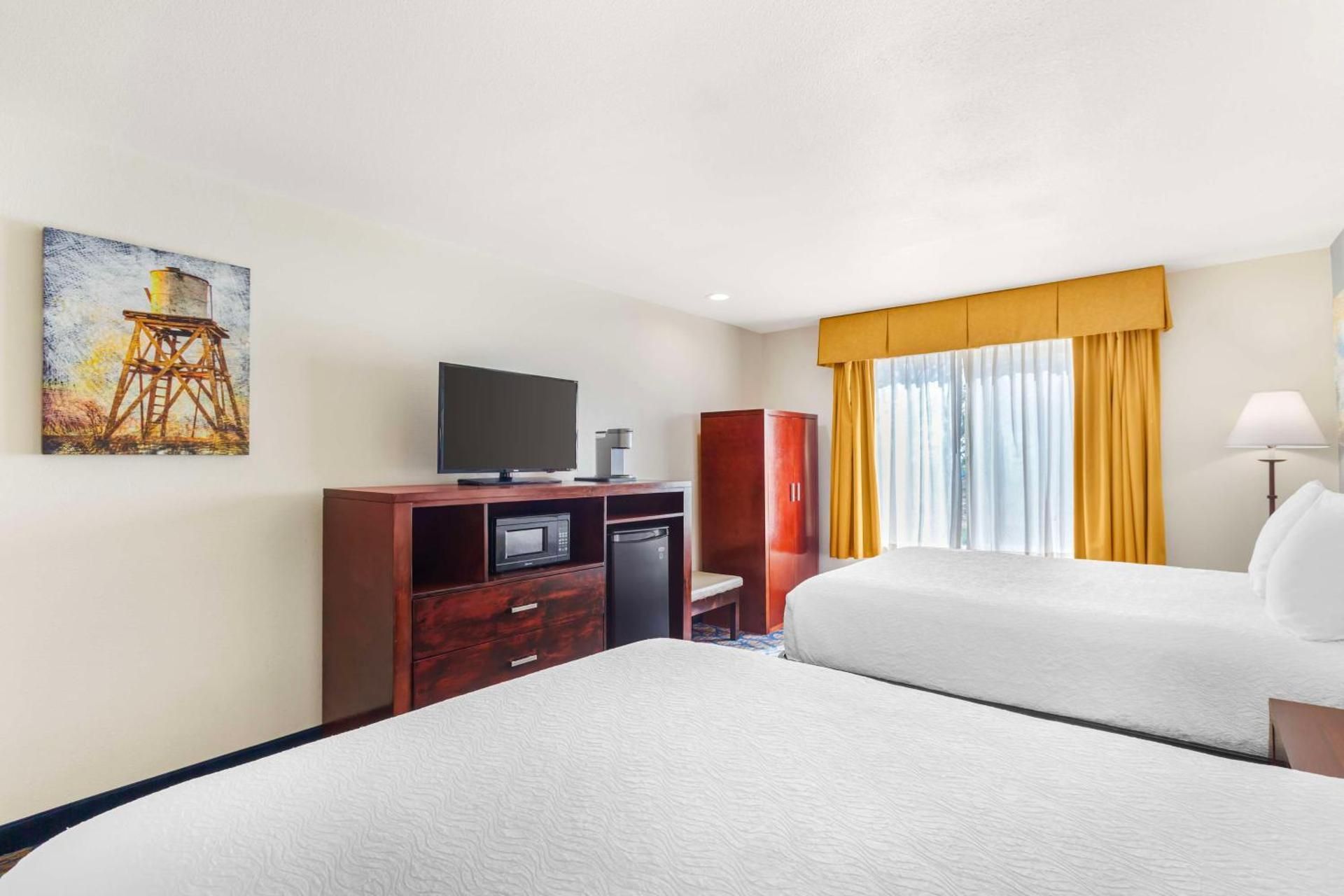 Best Western Plus Villa Del Lago Inn Patterson Accessibility - 2 Queen, Bathtub, Nonsmoking