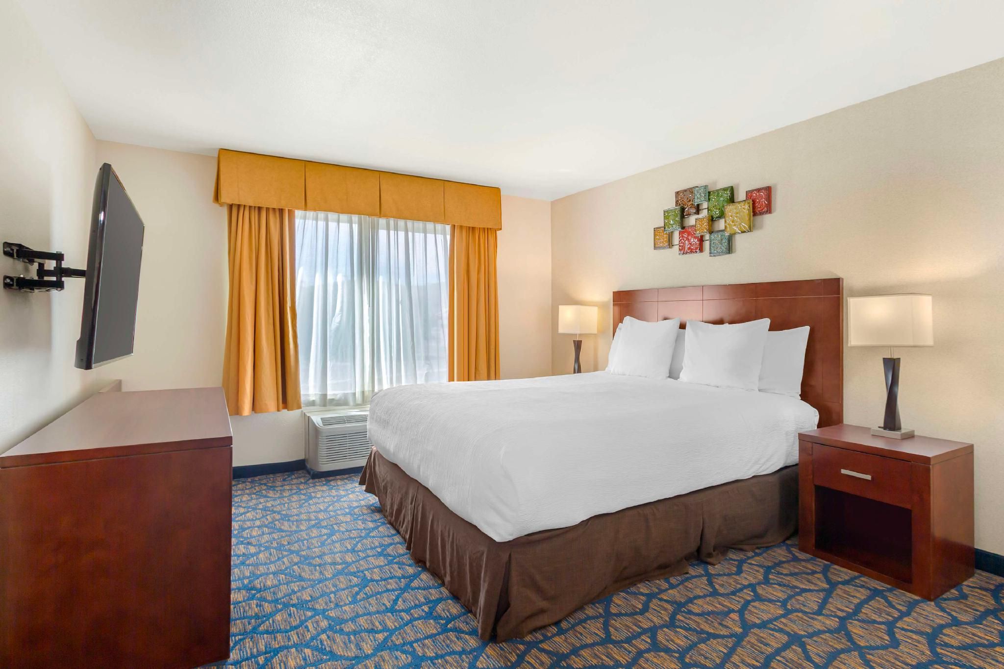 Best Western Plus Villa Del Lago Inn Patterson Suite - 1 King Bed, Nonsmoking, One Bedroom, Queen Sofabed, Sitting Area