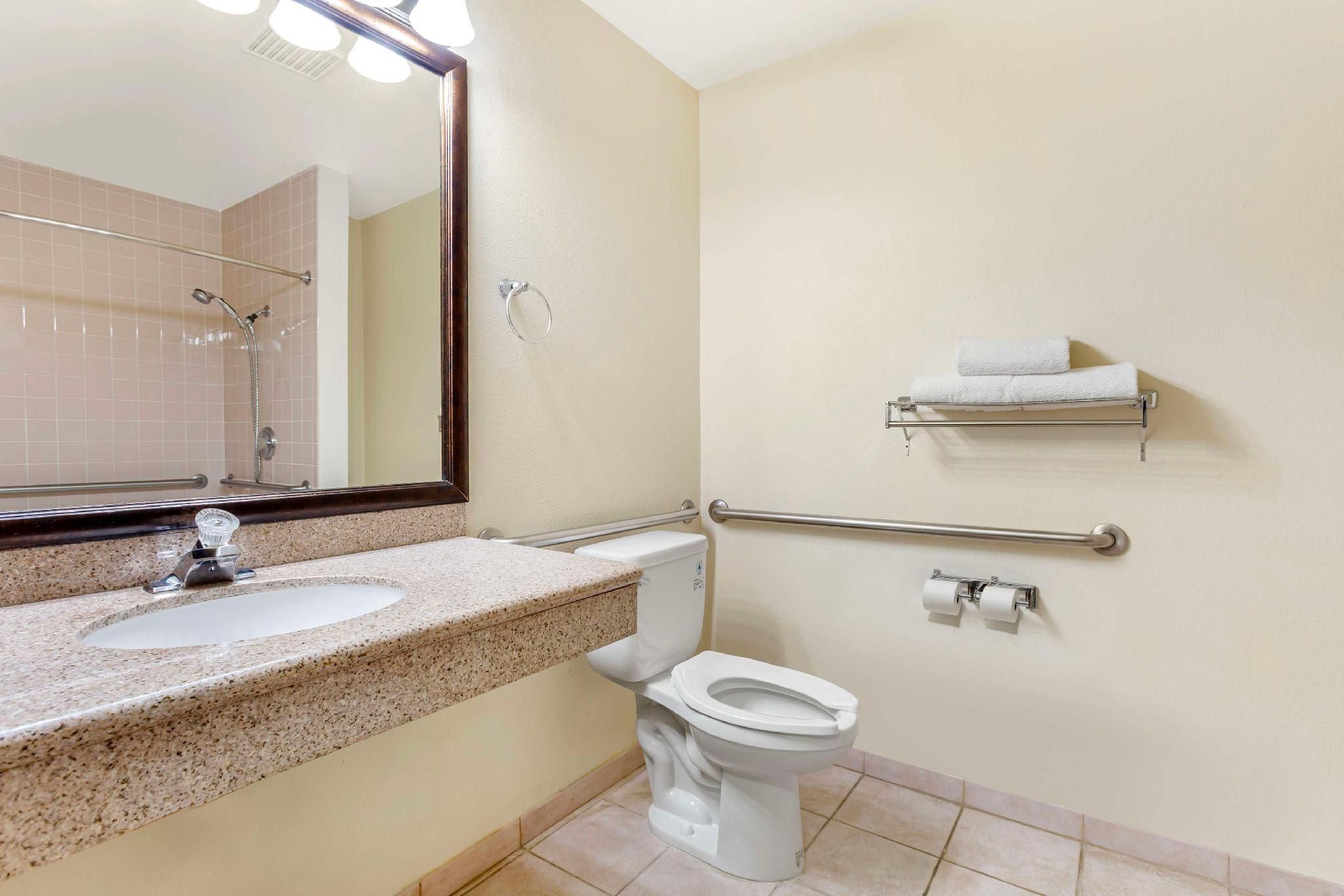 Best Western Plus Villa Del Lago Inn Patterson Accessibility - 2 Queen, Bathtub, Nonsmoking 3