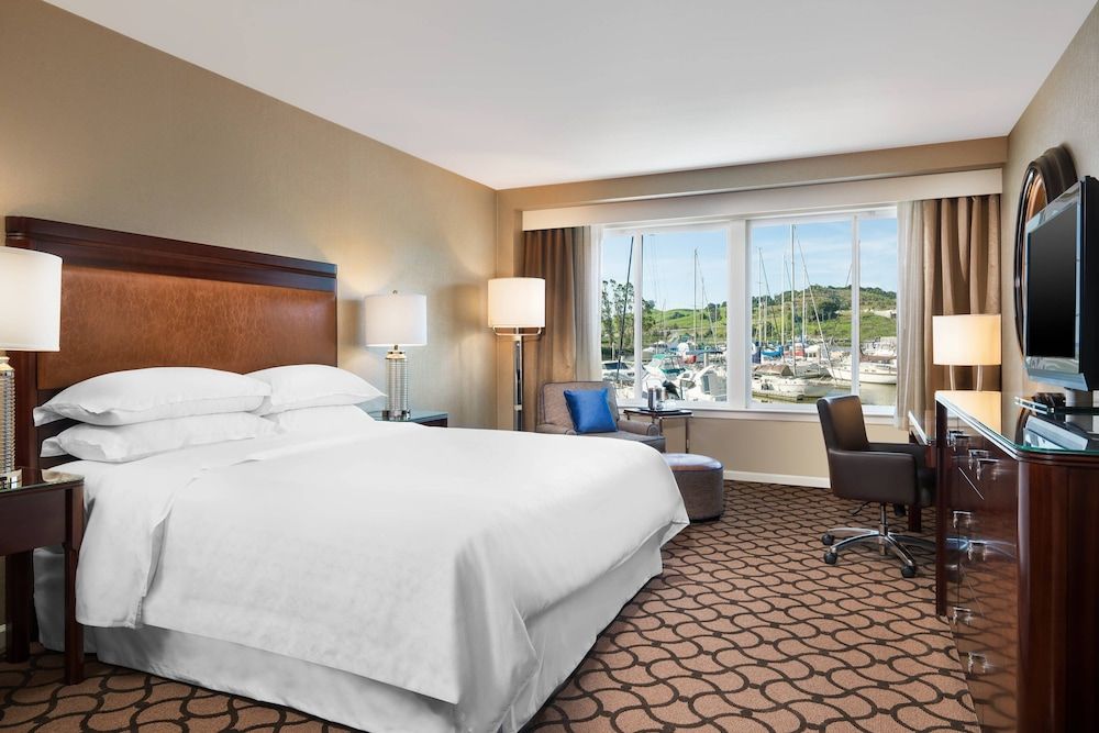 Deluxe Room, 1 King Bed, Marina View