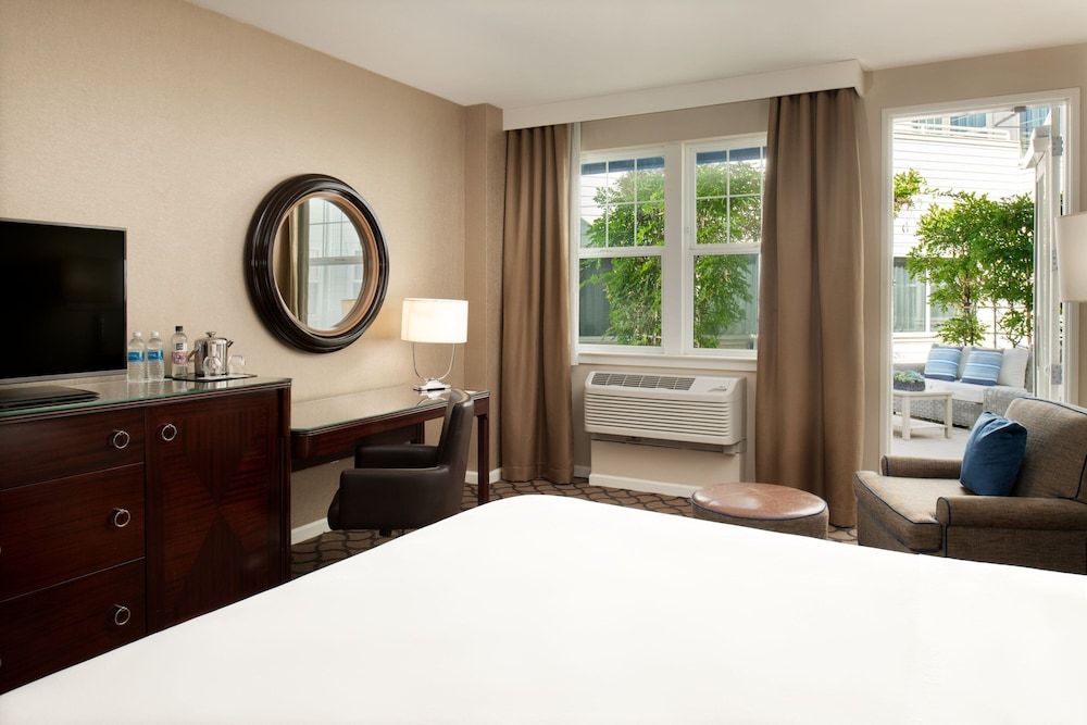 Deluxe Room, 1 King Bed, Garden View