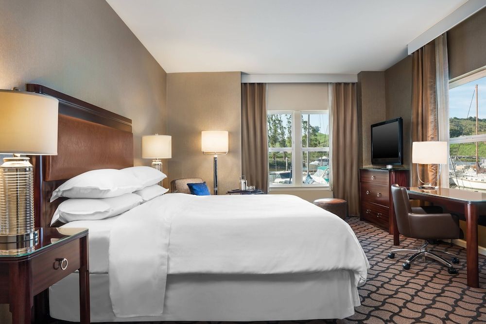 Superior Room, 1 King Bed, Corner