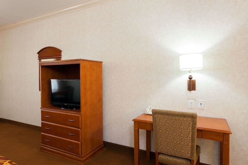 Suite, 1 Queen Bed, Smoking