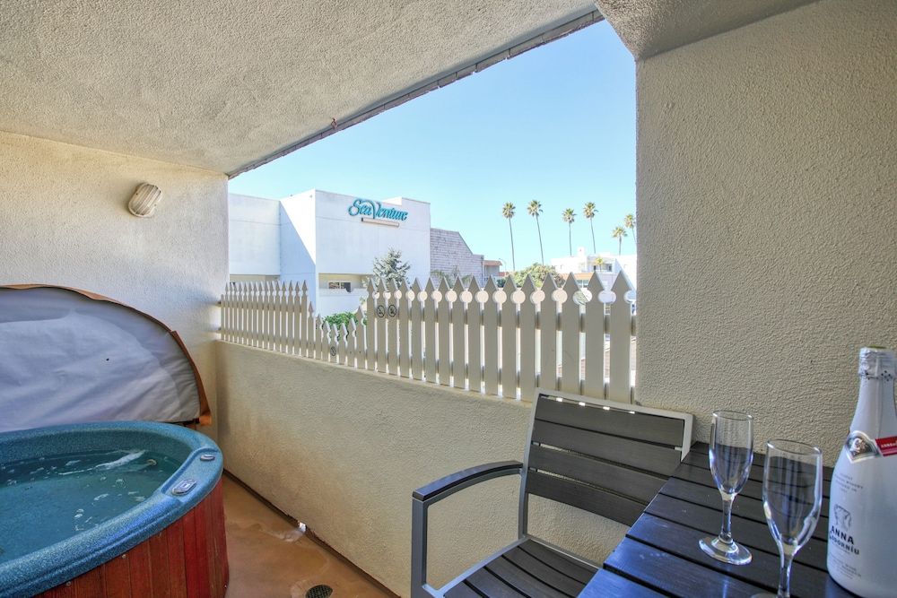 SeaVenture Beach Hotel 2 Double Beds, City View Balcony with Hot Tub 4