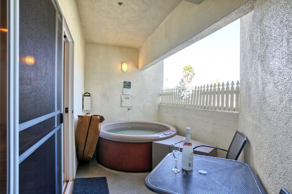 SeaVenture Beach Hotel Deluxe City View Room with Hot Tub 3