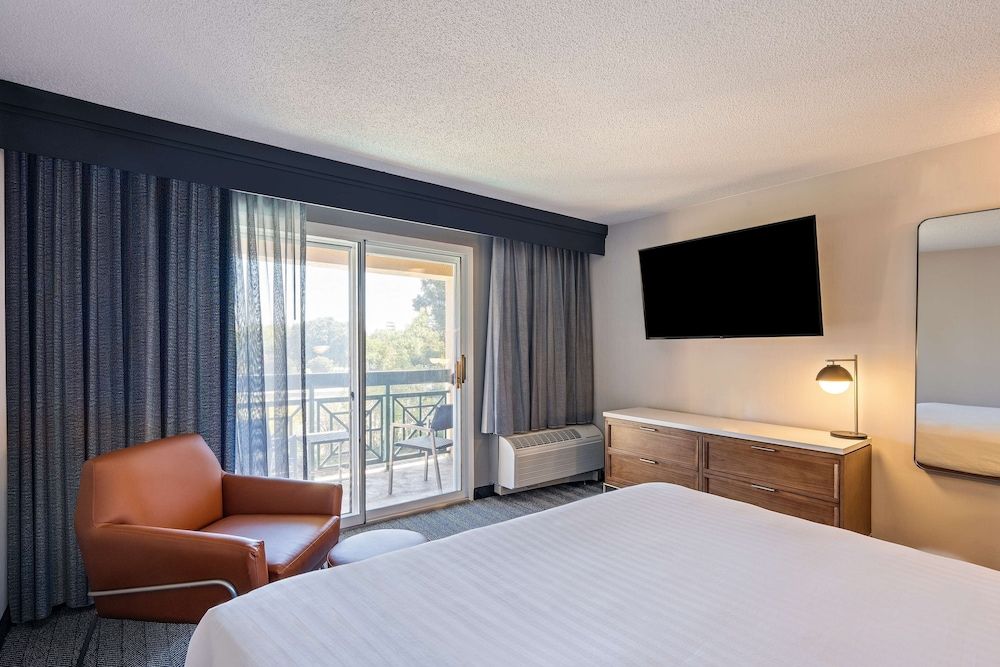 Deluxe Room, 1 King Bed with Sofa bed, Balcony