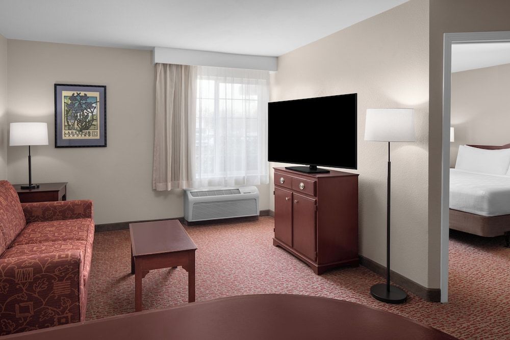 One Bedroom Suite W Roll in Shower