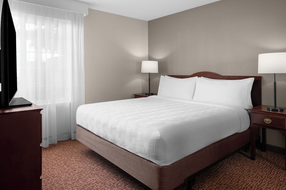 One Bedroom Suite W Roll in Shower