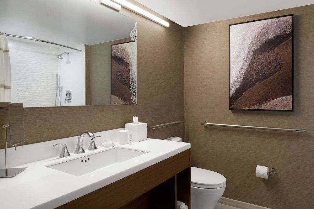 1 King Bed, Concierge Lounge Access, High Floor, with Adapted Tub - Mobility Accessible