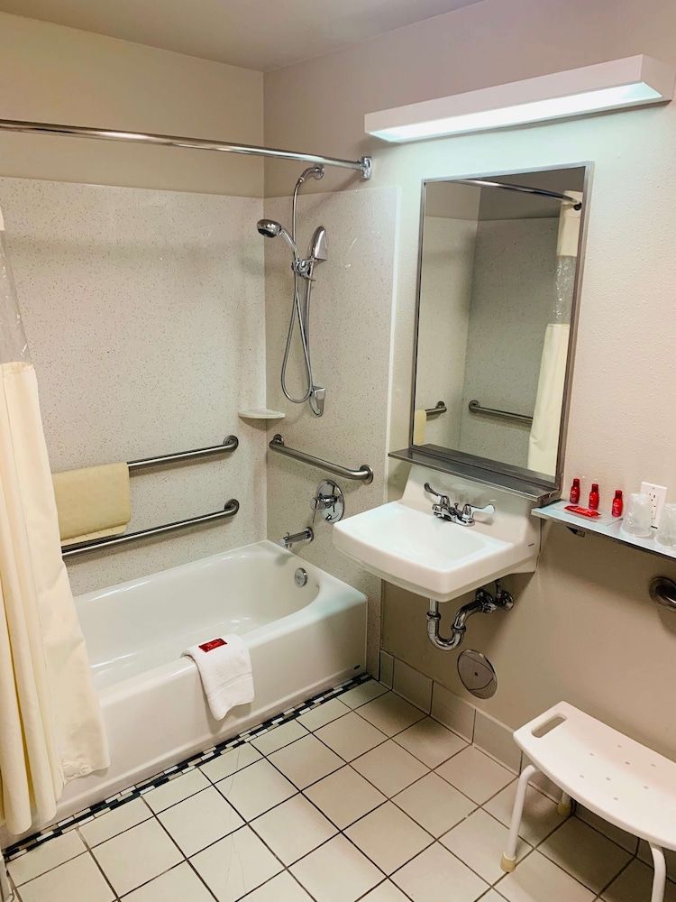 SureStay Plus Hotel by Best Western Redding Suite, 1 King Bed, Accessible, Jetted Tub 2